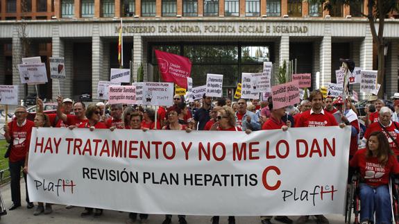 Manifestantes protestan frente al Ministerio de Sanidad