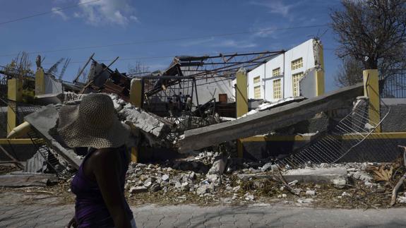 Viviendas destrozadas tras el paso del huracán Matthew por Haití.