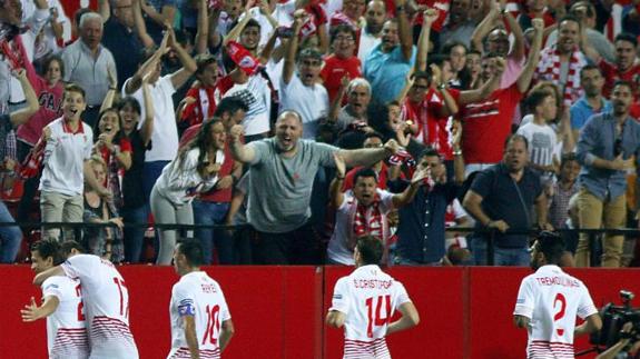 El Sevilla celebra un gol la pasada campaña. 