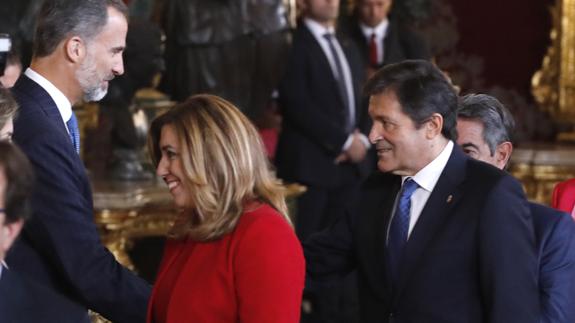 El Rey saluda a Susana Díaz y Javier Fernández.