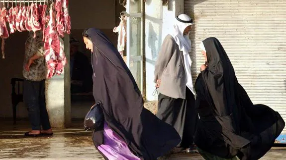 Dos mujeres caminan por las calles de Mosul.