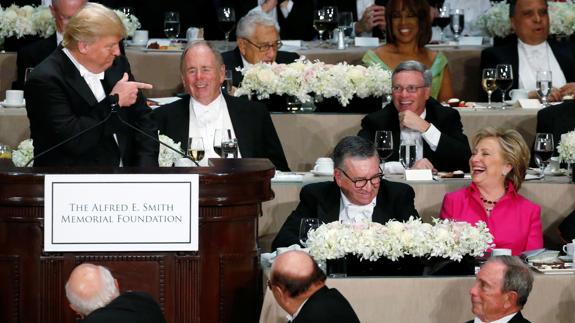 Clinton y Trump en la cena benéfica.