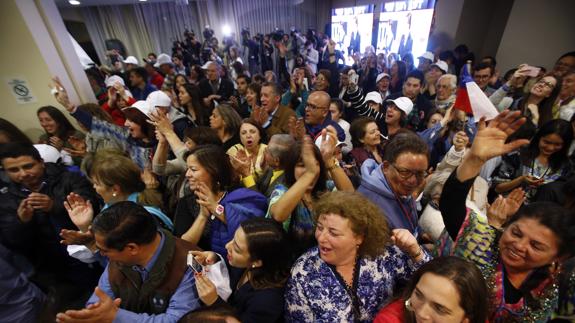 Seguidores de la oposición chilena celebran los resultados de las municipales.