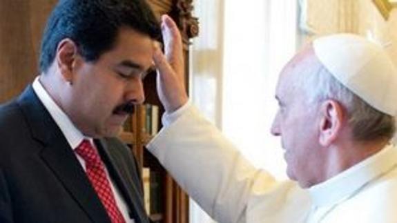 El papa Francisco le hace la señal de la cruz en la frente a Maduro.