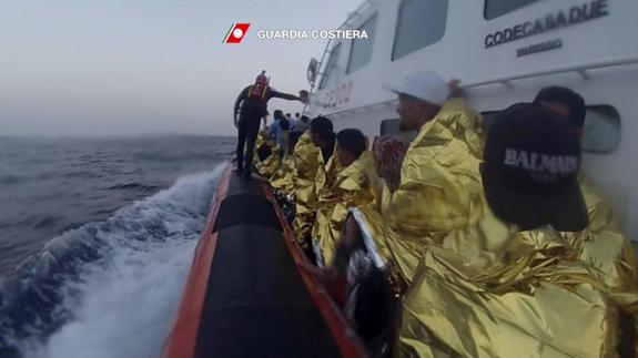 Inmigrantes rescatados en el canal de Sicilia.