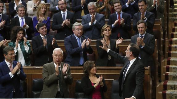 Rajoy recibe los aplausos de la bancada popular al término de su discurso. 