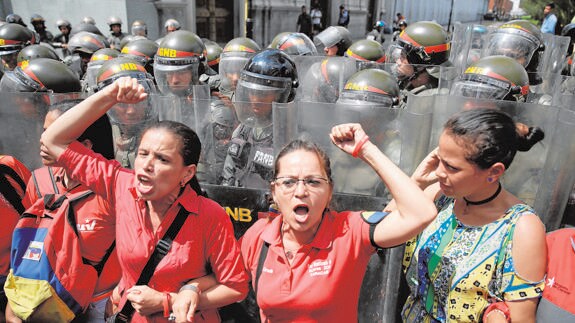 Simpatizantes de Maduro protestan en las calles de Caracas