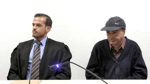 El maestro valenciano Vicente Belenguer (d), junto a su abogado.