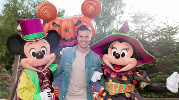 Azpilicueta con Mickey y Minnie vestidos de Halloween. 