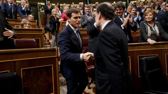 Albert Rivera saluda a Rajoy tras su investidura.
