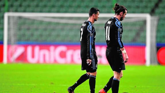 Cristiano Ronaldo y Bale tras el empate de Varsovia.