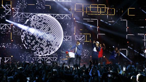 Bruno Mars, durante su actuación en los MTV Europe Music.