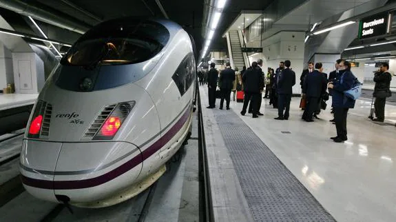 Ave Madrid-Barcelona en la estación de Sants.