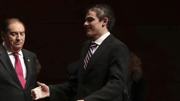 Bruno Hortelano, recogiendo el premio. 