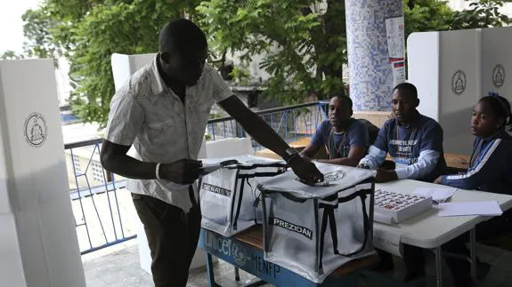 Un hombre vota en Puerto Príncipe. 