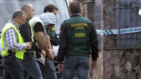 Patrick Nogueira, escoltado por agentes de la Guardia Civil. 