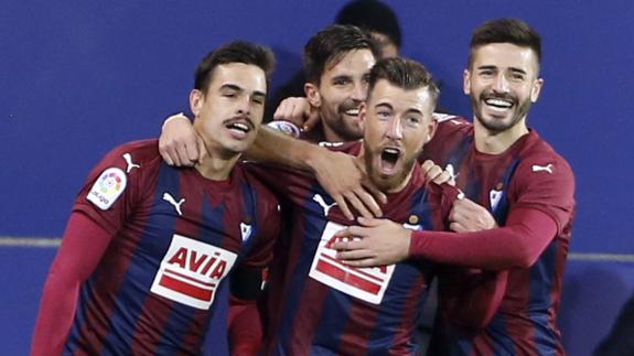 El delantero del Eibar, Sergi Enrich (c), celebra con sus compañeros el segundo gol del equipo guipuzcoano.