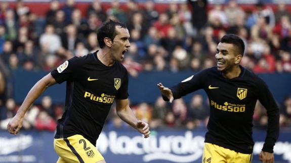 Godín (i) celebra su gol, junto a Correa. EFE