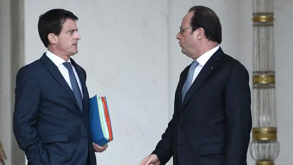 Manuel Valls habla con François Hollande. 