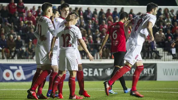 Los jugadores del Sevilla celebran uno de los goles. 