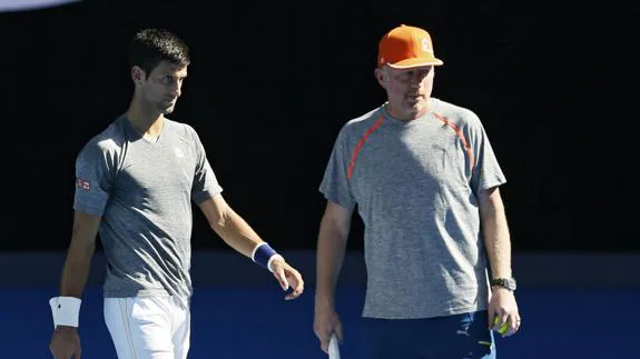 Novak Djokovic y Boris Becker, durante una sesión de entrenamiento. 