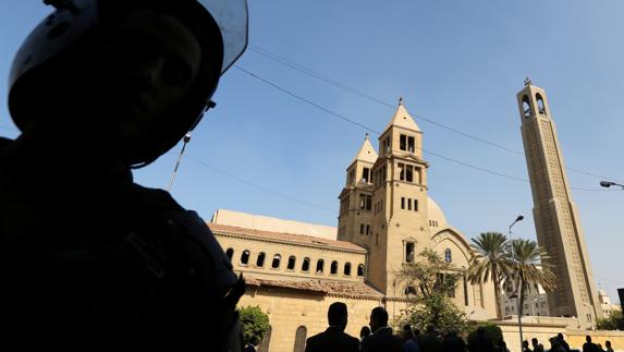 Policías en la catedral copta de El Cairo.