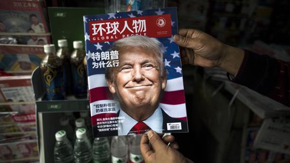 La portada de una revista local china con la cara de Trump.