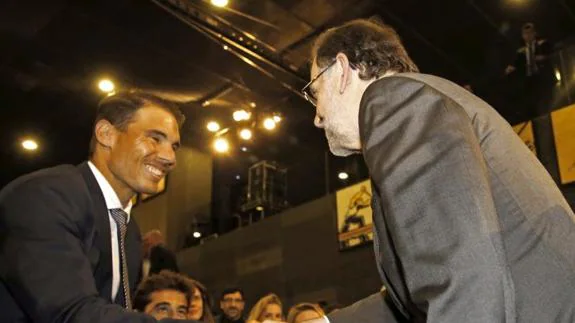Mariano Rajoy (d) saluda al tenista Rafa Nadal en la gala del COE. 