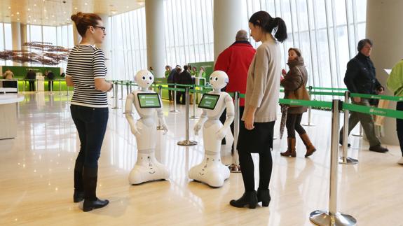 Dos robots de una reciente exposición en Bilbao.