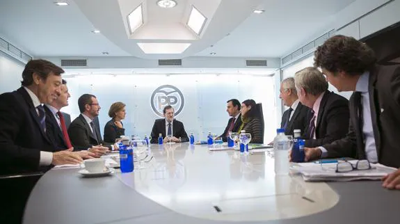 Rajoy preside una reunión en la sede del Partido Popular. 