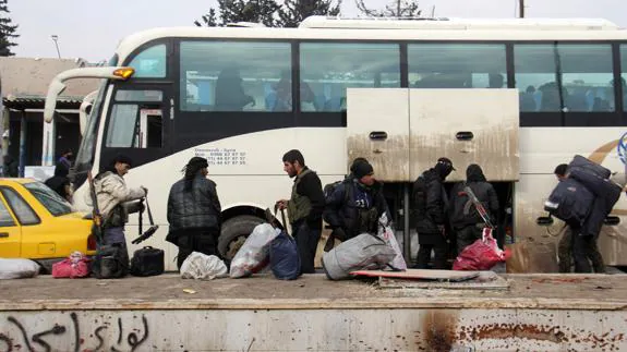 Rebeldes toman uno de los autobuses para evacuar la ciudad de Alepo.