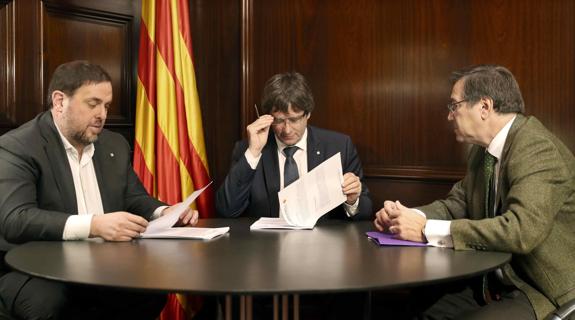 Junqueras, Puigdemont; y un secretario judicial del TSJC. 