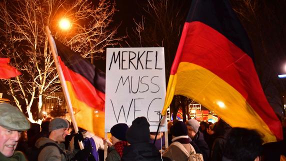 Manifestación en Berlín pidiendo la dimisión de Angela Merkel tras el atentado.