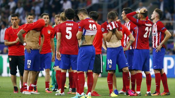 Los jugadores del Atlético, tras la final de Milán. 