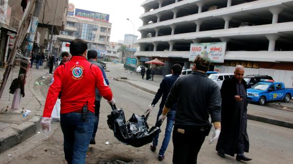 Los servicios de emergencia trasladan un cadáver.