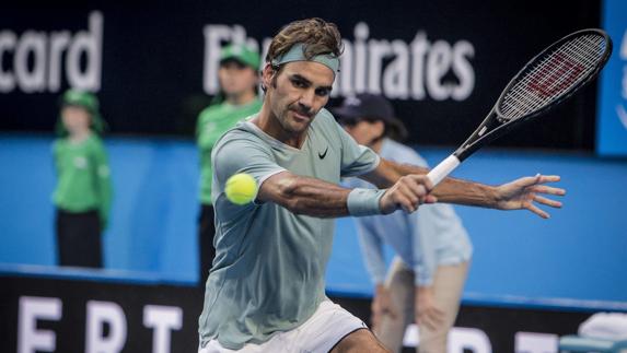 Roger Federer golpea la bola en el partido ante Daniel Evans. 