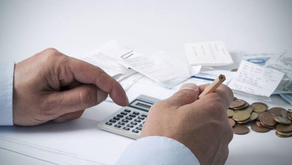 Un contable hace cuentas. 