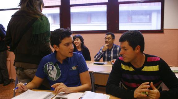 Alumnos estudiando en un escuela de idiomas.