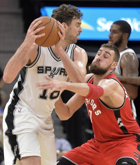 Pau Gasol, en una acción ante Jonas Valanciunas. 