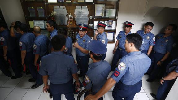 Varios agentes de policía filipinos.
