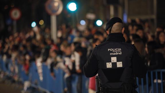Un agente de policía vigila en uno de los lugares del recorrido de la cabalgata de Reyes en Madrid.