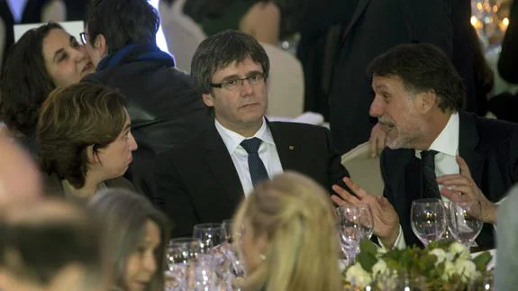 Carles Puigdemont (c),, Ada Colau (i), y el presidente del Grupo Planeta, en los premios Nadal.