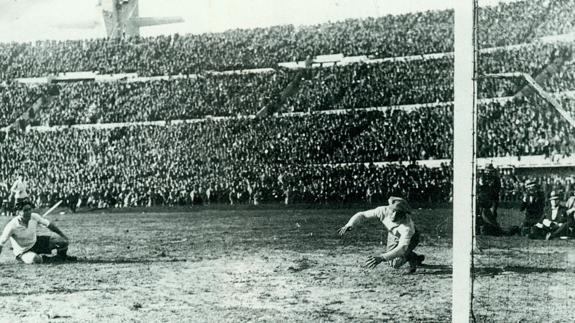 Cea, futbolista de Uruguay, consigue uno de los cuatro goles charrúas ante Argentina en la final del Mundial de 1930. 