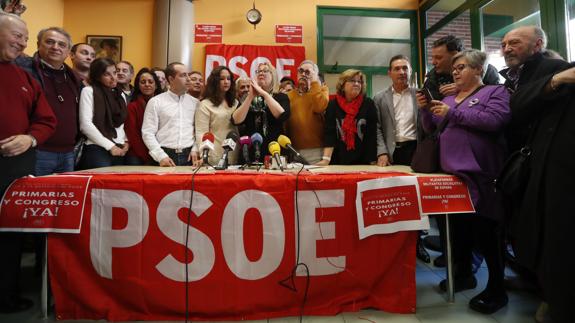 Militantes del PSOE piden adelanto electoral.