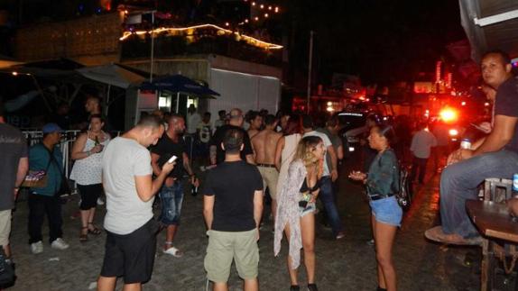 Asistentes esperan en las afueras de una discoteca donde se produjo el tiroteo.