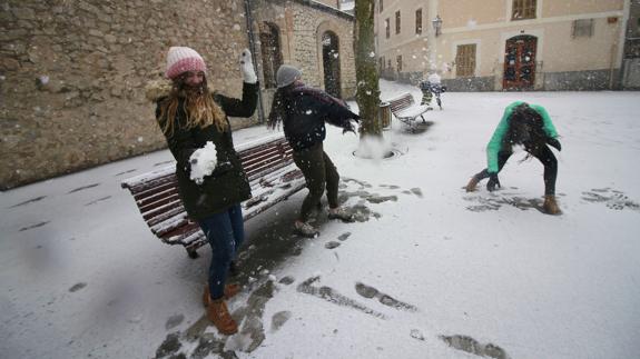 Tres niñas juegan con la nieve en Bunyola. 