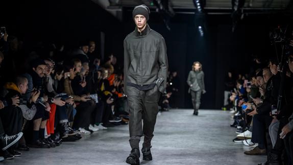 Un modelo lleva un diseño de Yohji Yamamoto.