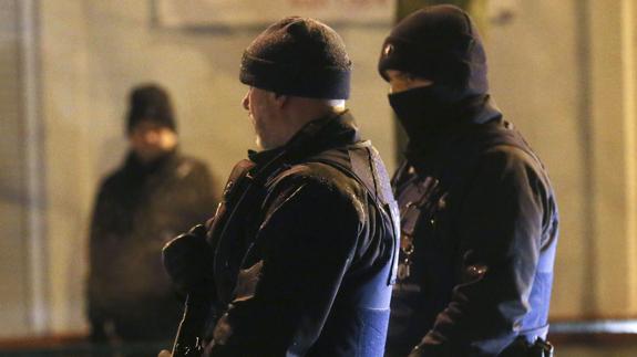 Policía belga en Molenbeek.