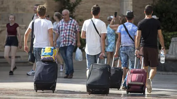 Tres turistas extranjeros en Sevilla. 