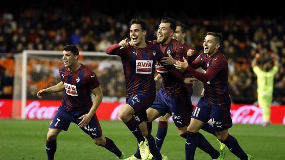 Los jugadores del Eibar celebran uno de sus goles. 